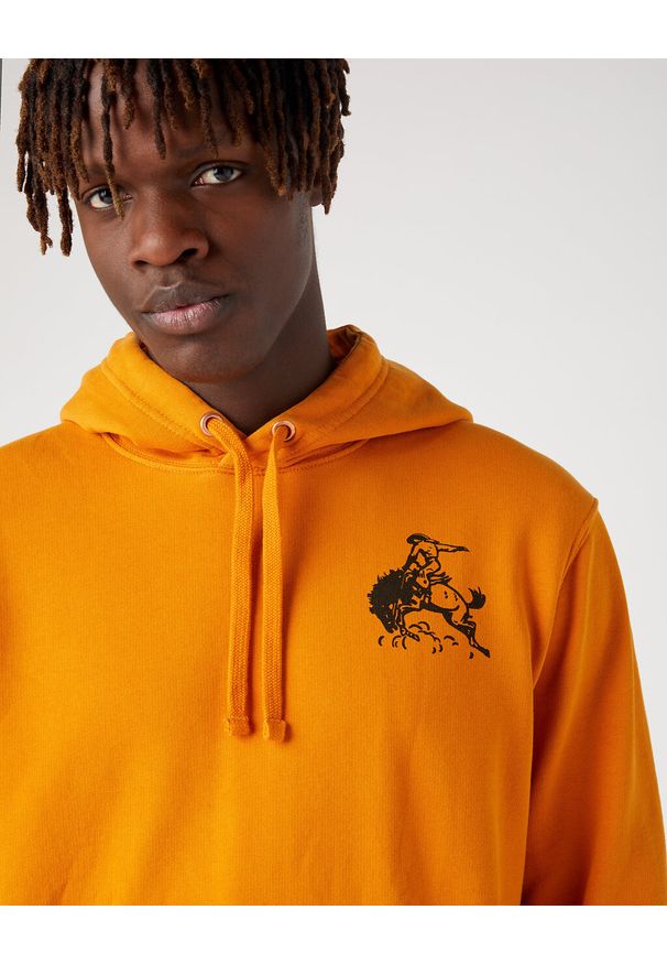 Wrangler - WRANGLER LOGO HOODIE MĘSKA BLUZA Z KAPTUREM NIEROZPINANA KAPTUR GOLDEN W656I4H43. Typ kołnierza: kaptur
