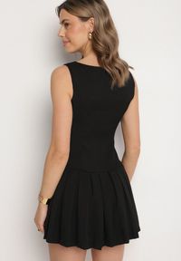 Born2be - Czarna Sukienka z Plisowanym Dołem Tunelia. Okazja: na co dzień. Kolor: czarny. Styl: klasyczny, casual, elegancki #7