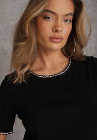 Renee - Czarny T-shirt z Bawełny Zdobiony Lamówką z Metaliczną Nicią Petinope. Kolor: czarny. Materiał: bawełna. Wzór: aplikacja #5