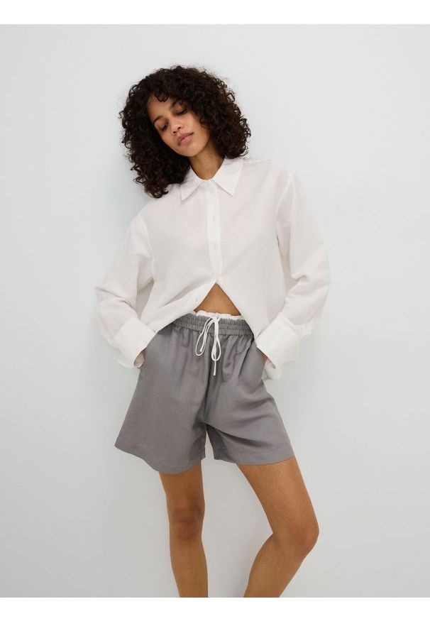 Reserved - Szorty z kontrastową lamówką - jasnoszary. Kolor: szary. Materiał: len, wiskoza, tkanina