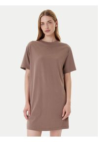 Nike Sukienka codzienna DV7882 Brązowy Relaxed Fit. Okazja: na co dzień. Kolor: brązowy. Materiał: bawełna. Typ sukienki: proste. Styl: casual #1