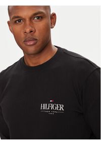 TOMMY HILFIGER - Tommy Hilfiger Bluza Stacked MW0MW39376 Czarny Regular Fit. Kolor: czarny. Materiał: bawełna #5