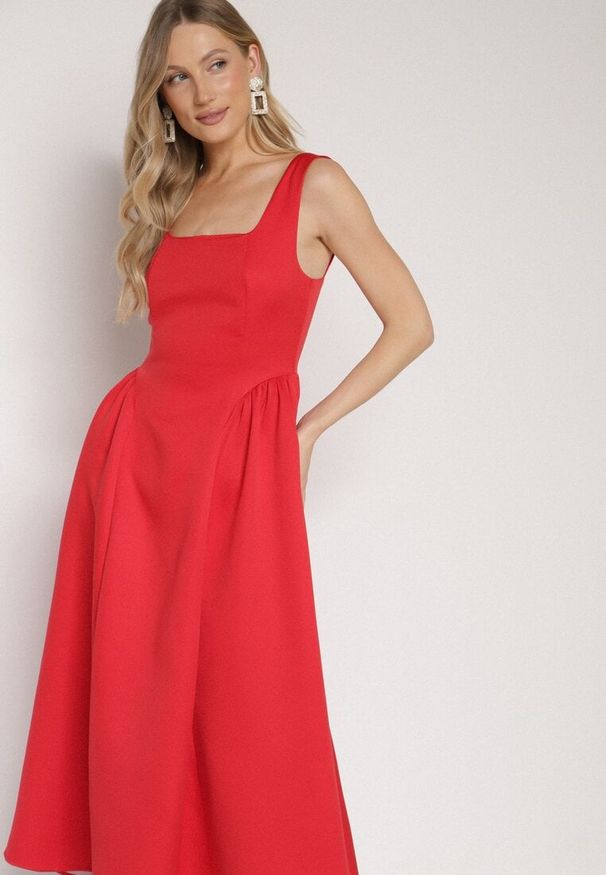 Born2be - Czerwona Rozkloszowana Sukienka na Szerokich Ramiączkach Reterna. Okazja: na imprezę. Typ kołnierza: dekolt kwadratowy. Kolor: czerwony. Długość rękawa: na ramiączkach. Styl: elegancki. Długość: mini
