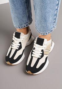 Renee - Czarne Sneakersy Ozdobione Geometrycznym Motywem Rilameia. Okazja: na co dzień. Kolor: czarny. Materiał: jeans. Wzór: aplikacja, geometria. Sezon: wiosna, lato