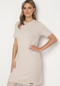 Born2be - Beżowa Dzianinowa Sukienka z Wiskozą o T-shirtowym Kroju z Ozdobnymi Guziczkami Arissana. Okazja: na co dzień. Kolor: beżowy. Materiał: wiskoza, dzianina. Styl: wizytowy, casual, elegancki #4