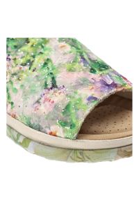 Sandały damskie Rieker, cholewka ze skóry ekologicznej z materiałowym wnętrzem i wsuwane, kolorowe, 64841-90. Okazja: na co dzień, na spacer. Zapięcie: bez zapięcia. Kolor: zielony. Materiał: materiał, skóra ekologiczna. Wzór: kolorowy. Sezon: lato. Styl: wakacyjny, casual #5