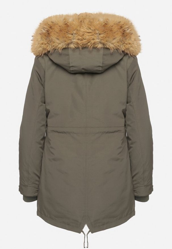 Born2be - Ciemnozielona Zimowa Kurtka Parka z Odpinanym Futerkowym Zdobieniem i Kapturem Sialinnea. Okazja: na co dzień. Kolor: zielony. Wzór: aplikacja. Sezon: zima. Styl: klasyczny, casual, elegancki