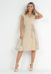 Born2be - Beżowa Kopertowa Sukienka Midi Wiązana w Talii Mayella. Okazja: na co dzień, na spotkanie biznesowe, do pracy. Typ kołnierza: dekolt w kształcie V. Kolor: beżowy. Typ sukienki: kopertowe. Styl: biznesowy, casual, elegancki. Długość: midi #5