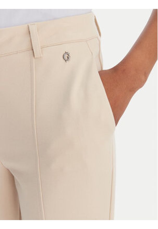 Guess Spodnie materiałowe W6RB11 KCMU2 Beżowy Straight Leg. Kolor: beżowy. Materiał: syntetyk