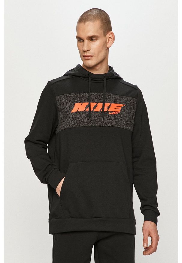 Nike - Bluza. Okazja: na co dzień. Typ kołnierza: kaptur. Kolor: czarny. Materiał: tkanina, włókno, skóra. Wzór: nadruk. Styl: casual