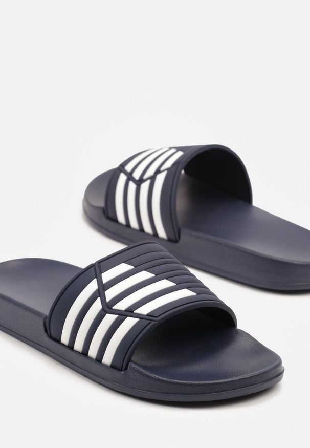 Born2be - Granatowe Piankowe Klapki w Sportowym Stlu w Paski Lavhira. Okazja: na co dzień, na plażę, na spacer. Kolor: niebieski. Wzór: paski. Sezon: lato. Styl: sportowy
