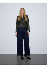 Reserved - Jeansy z paskiem - granatowy. Kolor: niebieski #1