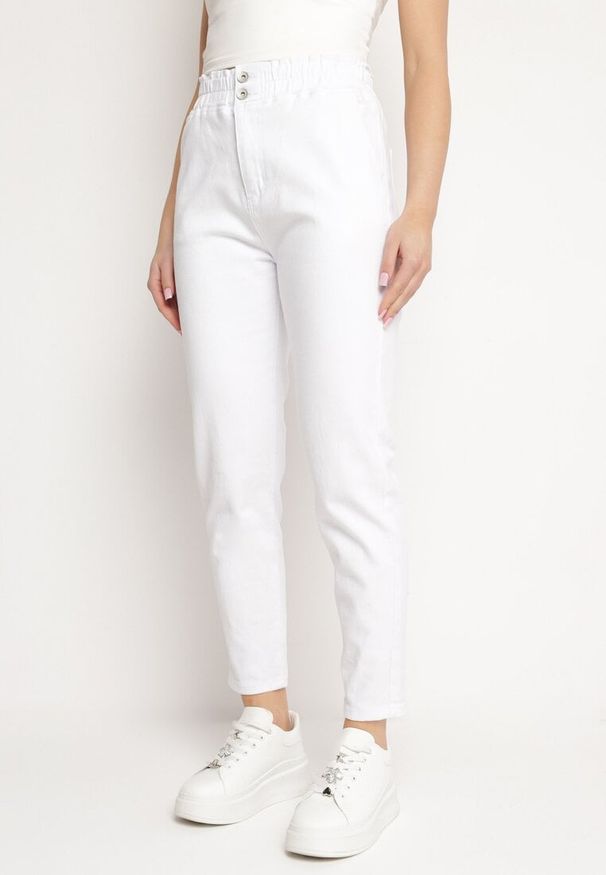 Born2be - Białe Jeansy Mom Fit z Elastycznej Bawełny Lapiras. Okazja: na co dzień. Stan: podwyższony. Kolor: biały. Wzór: aplikacja. Styl: elegancki, wizytowy, casual