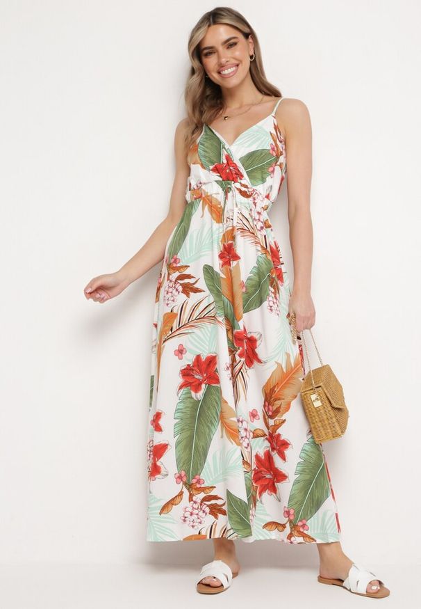 Born2be - Biało-Zielona Sukienka z Wiskozy o Rozkloszowanym Kroju i Kopertowym Dekolcie na Ramiączkach Gilinestia. Okazja: na co dzień. Kolor: biały. Materiał: wiskoza. Długość rękawa: na ramiączkach. Sezon: lato. Typ sukienki: kopertowe. Styl: casual