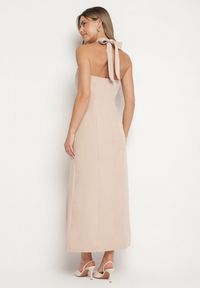 Born2be - Beżowa Sukienka z Wiskozą z Odkrytymi Plecami i Wiązaniem Zdobiona Broszką Nalorise. Kolor: beżowy. Materiał: wiskoza. Wzór: aplikacja. Styl: elegancki, klasyczny #3