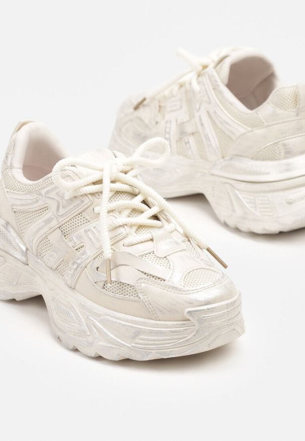 Born2be - Beżowe Sneakersy na Grubej Podeszwie Ozdobione Tłoczeniem Viarllis. Okazja: na co dzień. Zapięcie: sznurówki. Kolor: beżowy. Materiał: dresówka. Wzór: aplikacja