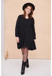 blue shadow - Sukienka Tucana Plus Size Czarny. Typ kołnierza: dekolt w serek. Kolekcja: plus size. Kolor: czarny. Materiał: bawełna, akryl, elastan, koronka, dzianina, tkanina. Wzór: koronka. Typ sukienki: dla puszystych. Styl: wizytowy, elegancki #1