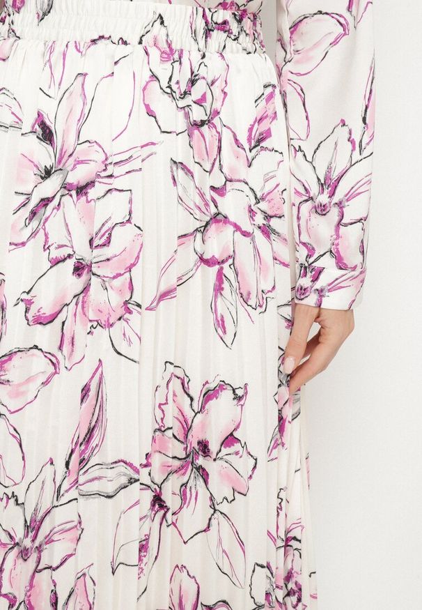 Born2be - Biało-Fuksjowa Spódnica z Wiskozą Zdobiona Plisami i Kwiatowym Wzorem Firavia. Okazja: na co dzień. Kolor: biały. Materiał: wiskoza. Wzór: aplikacja, kwiaty. Styl: casual