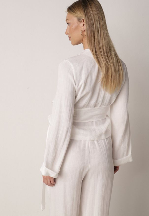 Born2be - Biała Kopertowa Bluzka z Wiskozy Ozdobiona Wiązaniem Velanitte. Okazja: na co dzień. Kolor: biały. Materiał: wiskoza. Długość: długie. Wzór: aplikacja. Styl: casual