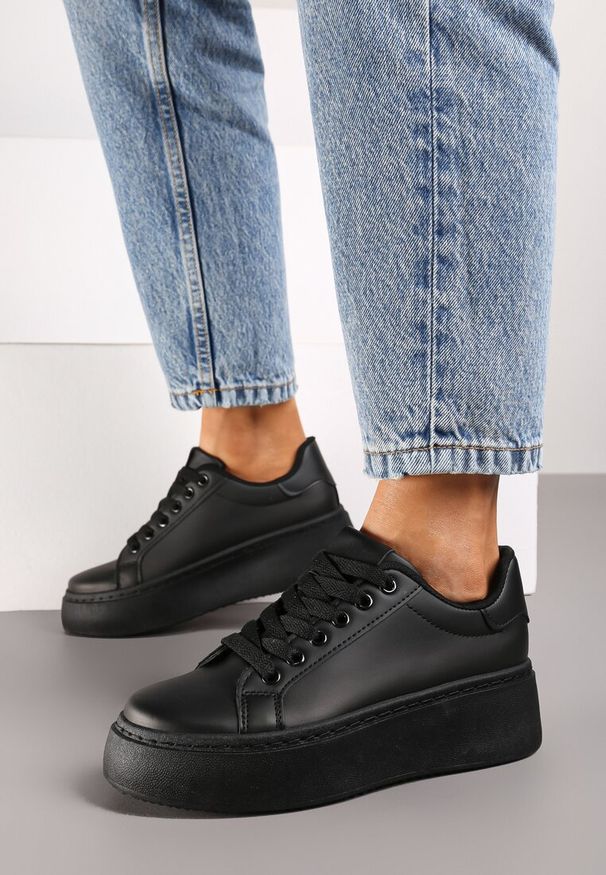 Renee - Czarne Basicowe Sneakersy na Platformie Tiaeliana. Okazja: na co dzień. Kolor: czarny. Materiał: jeans. Wzór: aplikacja. Obcas: na platformie