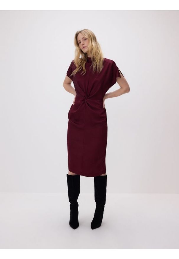 Reserved - Sukienka w zwierzęcy wzór - bordowy. Kolor: czerwony. Materiał: tkanina. Wzór: motyw zwierzęcy. Typ sukienki: proste