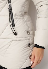 Born2be - Biała Pikowana Kurtka z Dwustronnym Suwakiem i Kapturem z Odpinanym Futrzanym Obszyciem Fenina. Okazja: na spacer. Typ kołnierza: golf. Kolor: biały. Materiał: futro. Styl: klasyczny, elegancki #4