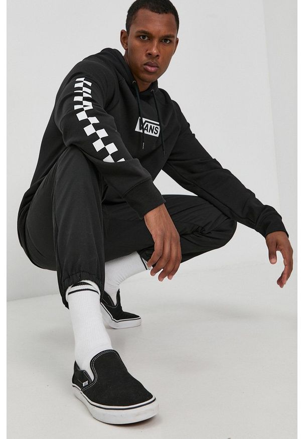 Vans Bluza męska kolor czarny z kapturem z nadrukiem. Okazja: na co dzień. Typ kołnierza: kaptur. Kolor: czarny. Długość rękawa: raglanowy rękaw. Wzór: nadruk. Styl: casual