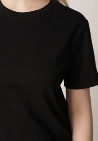 Born2be - Czarny T-shirt z Bawełny z Dłuższym Tyłem i Rozcięciami po Bokach Cordalea. Okazja: na co dzień. Kolor: czarny. Materiał: bawełna. Długość: długie. Styl: casual, elegancki #6