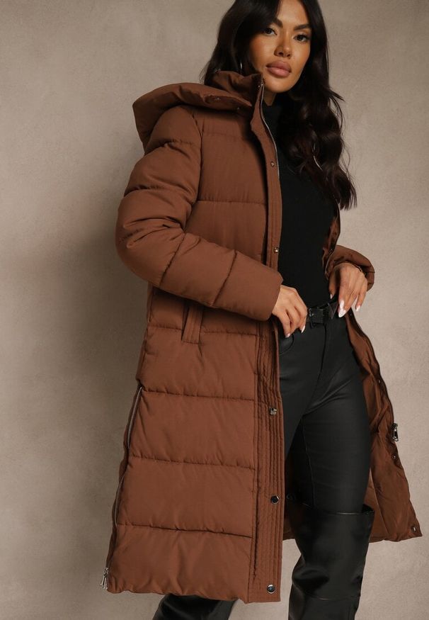 Renee - Brązowa Kurtka Ozdobiona Pikowaniem z Odpinanym Kapturem i Suwakami po Bokach Zaiden. Okazja: na spacer, na co dzień. Kolor: brązowy. Materiał: dzianina, jeans. Wzór: aplikacja. Styl: casual