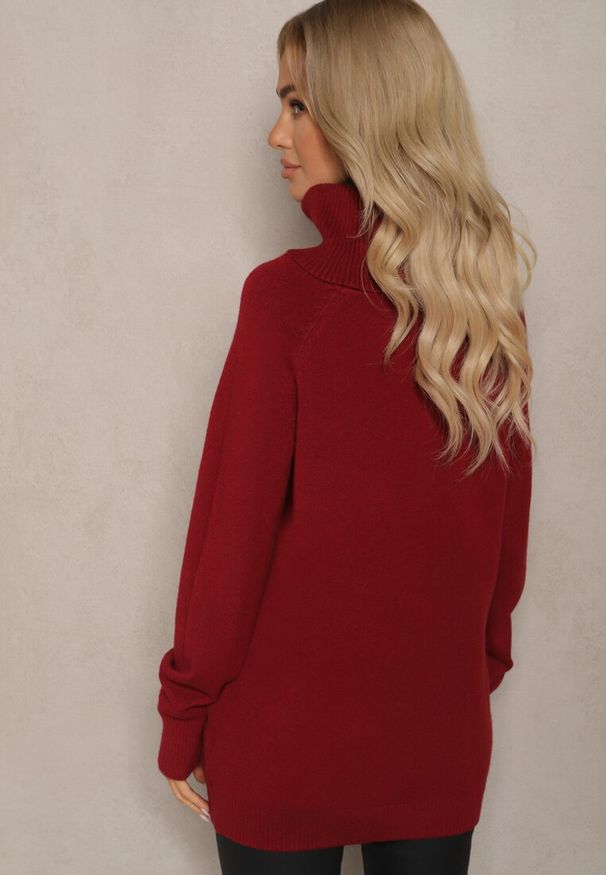 Renee - Bordowy Casualowy Golf z Domieszką Wiskozy Ozdobiony Małymi Kieszeniami Viasya. Okazja: na co dzień. Typ kołnierza: golf. Kolekcja: plus size. Kolor: czerwony. Długość: długie. Wzór: aplikacja. Materiał: wiskoza. Długość rękawa: długi rękaw. Styl: casual