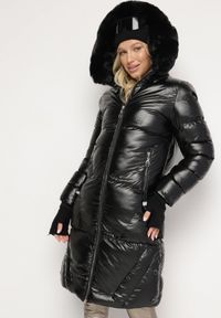 Born2be - Czarna Pikowana Kurtka z Kapturem i Futerkiem Sahria. Okazja: na co dzień. Typ kołnierza: kaptur. Kolor: czarny. Materiał: futro. Sezon: zima. Styl: casual, elegancki, klasyczny #2
