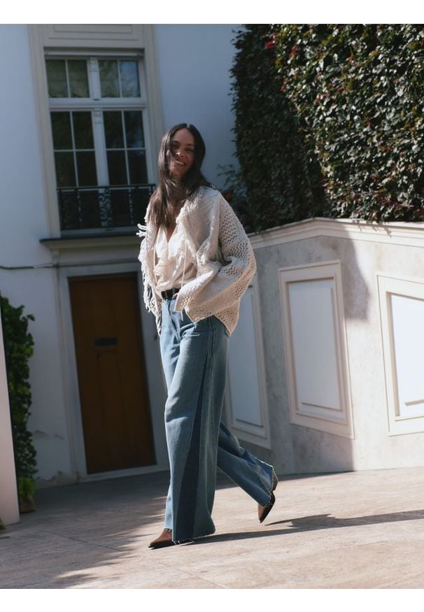 Reserved - Kardigan oversize z frędzlami - kremowy. Kolor: kremowy. Materiał: wełna, dzianina. Wzór: ażurowy