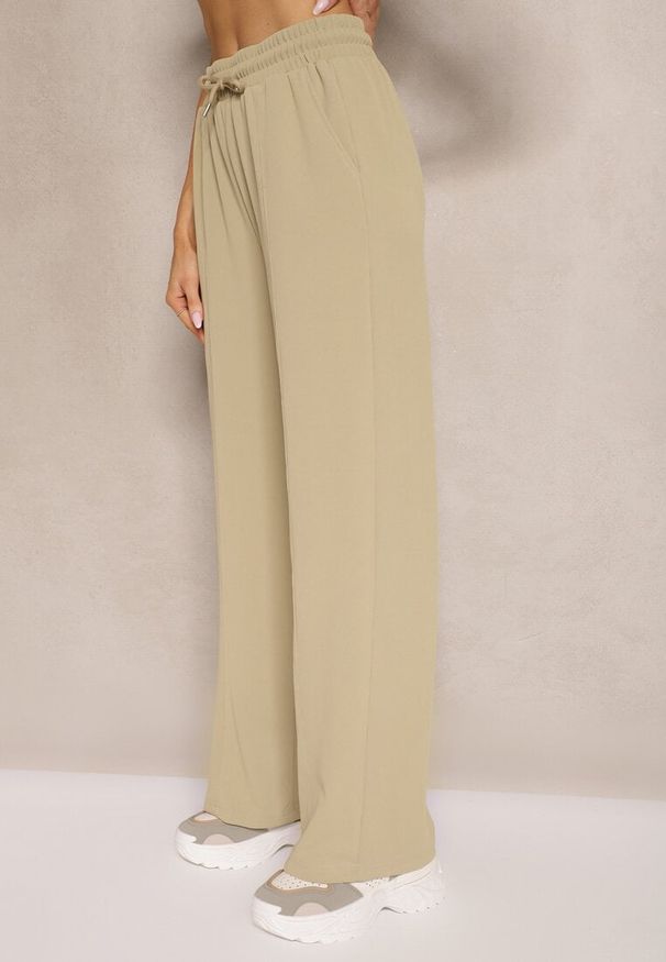 Renee - Jasnozielone Spodnie o Szerokim Kroju High Waist Ozdobione Sznurkiem Deyrisse. Okazja: na spotkanie biznesowe, do pracy. Stan: podwyższony. Kolor: zielony. Materiał: guma. Wzór: aplikacja. Styl: biznesowy, elegancki