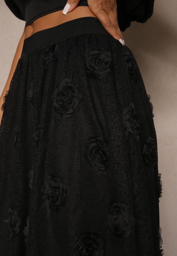 Renee - Czarna Tłoczona Spódnica o Rozkloszowanym Kroju z Gumką w Pasie Folunetta. Okazja: na co dzień, na imprezę, na spacer. Kolor: czarny. Materiał: materiał. Styl: klasyczny, elegancki, casual