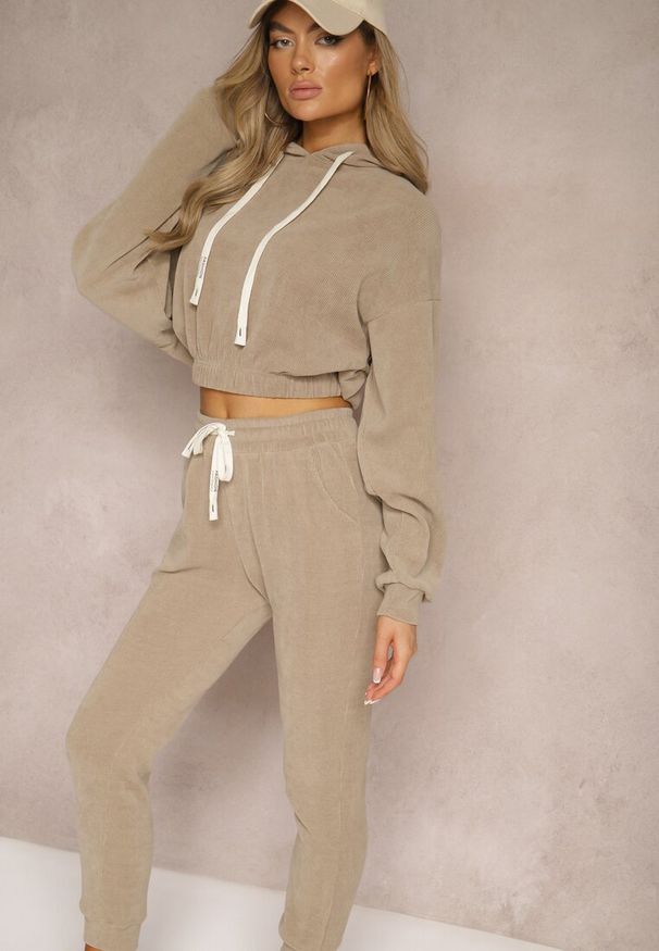 Renee - Ciemnobeżowy Komplet Dresowy z Dodatkiem Bawełny Spodnie z Gumką w Pasie i Bluza z Kapturem Hasaria. Kolor: beżowy. Materiał: dresówka, bawełna