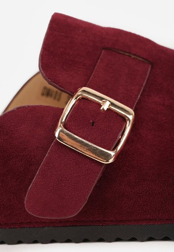 Renee - Bordowe Klapki Ozdobione Klamrą na Pasku Zelevelis. Okazja: na co dzień. Kolor: czerwony. Materiał: jeans. Wzór: aplikacja. Obcas: na obcasie. Styl: casual, elegancki. Wysokość obcasa: niski