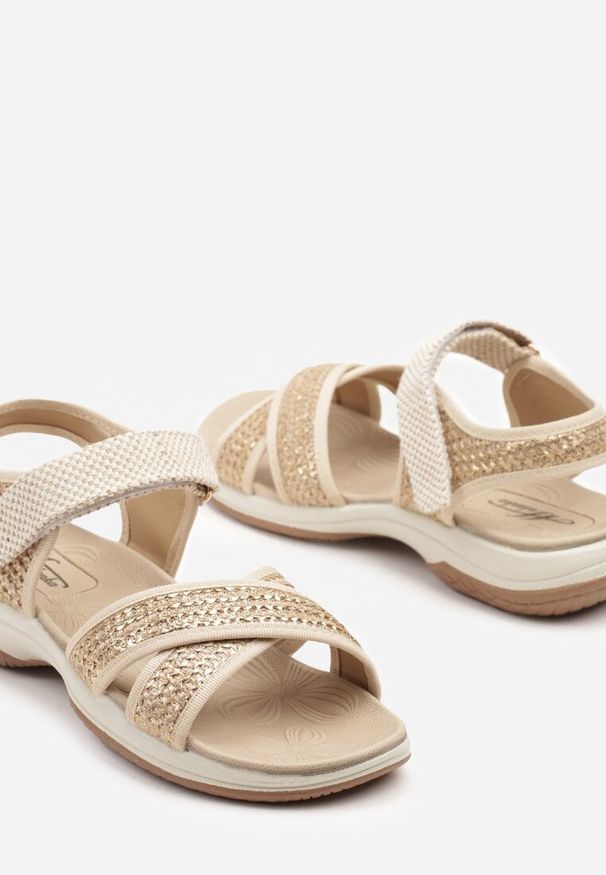 Born2be - Ciemnobeżowe Sandały Ozdobione Metaliczną Nicią Nuriette. Okazja: na co dzień. Zapięcie: rzepy. Kolor: beżowy. Materiał: jeans. Wzór: aplikacja. Styl: casual, klasyczny, elegancki