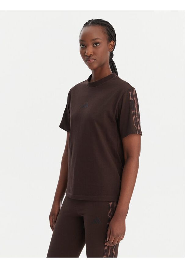 Adidas - adidas T-Shirt Seasonal Essentials Leopard Print KE8830 Brązowy Regular Fit. Kolor: brązowy. Materiał: bawełna. Wzór: nadruk