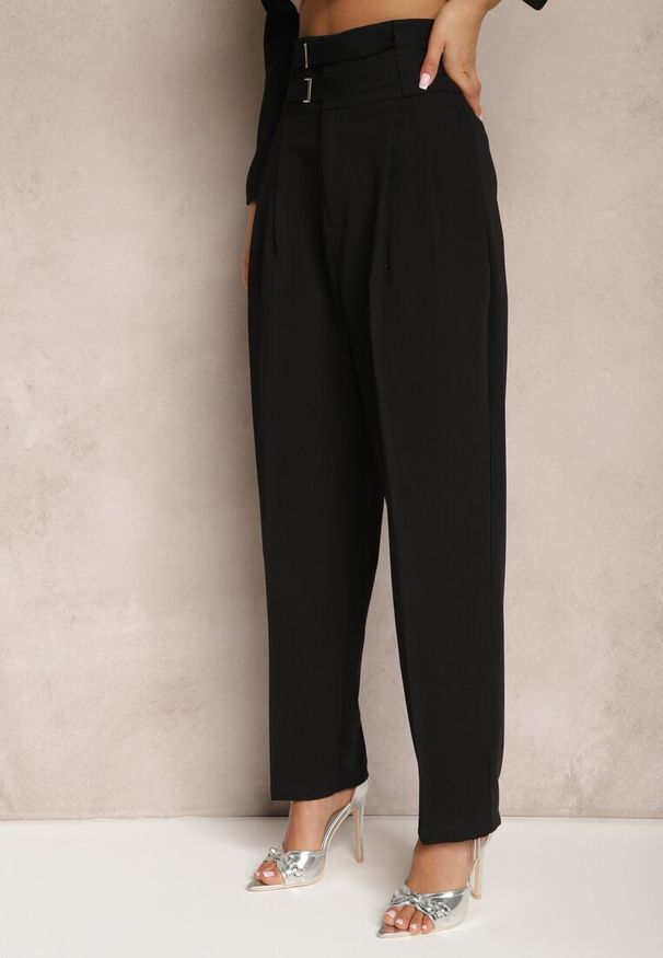 Renee - Czarne Spodnie Garniturowe High Waist z Dwoma Paskami Ismera. Okazja: na spotkanie biznesowe. Stan: podwyższony. Kolor: czarny. Styl: elegancki, biznesowy