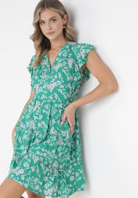 Born2be - Zielona Sukienka Rozkloszowana z Falbankami Pillia. Typ kołnierza: kołnierz z falbankami. Kolor: zielony. Typ sukienki: kopertowe. Długość: mini #1
