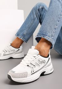 Renee - Biało-Szare Sneakersy na Grubej Podeszwie Ozdobione Przeszyciami Linarei. Kolor: biały. Wzór: aplikacja #1
