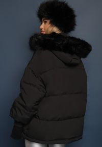 Renee - Czarna Kurtka Oversize z Futrzanym Kapturem Haduni. Kolor: czarny. Materiał: futro. Długość rękawa: długi rękaw. Długość: długie. Wzór: aplikacja. Sezon: zima