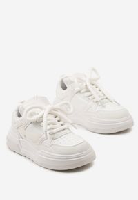 Born2be - Białe Klasyczne Sznurowane Sneakersy na Płaskiej Podeszwie z Transparentną Wstawką Famarie. Nosek buta: okrągły. Zapięcie: sznurówki. Kolor: biały. Materiał: materiał. Obcas: na płaskiej podeszwie. Wysokość obcasa: niski #2
