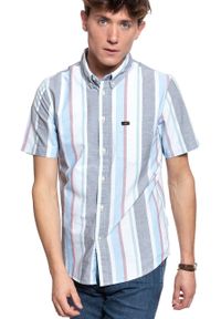 Lee - KOSZULA MĘSKA KRÓTKI RĘKAW LEE BUTTON DOWN SS DIPPED BLUE L886NULA 112123685. Typ kołnierza: button down. Materiał: materiał. Długość rękawa: krótki rękaw. Długość: krótkie. Wzór: paski, kolorowy
