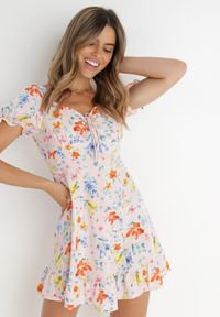 Born2be - Różowa Sukienka Chihelle. Kolor: różowy. Materiał: tkanina. Wzór: aplikacja, kwiaty. Typ sukienki: dopasowane. Długość: mini #1