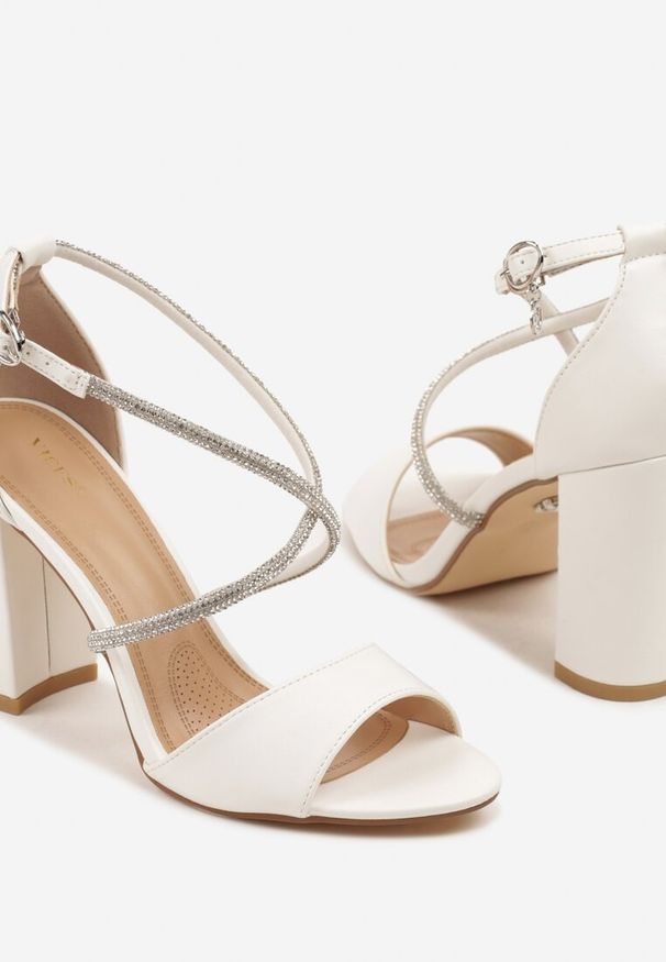 Renee - Białe Sandały Vices na Słupku Ozdobione Paskami z Cyrkonii Rovettia. Okazja: na ślub cywilny, na wesele. Zapięcie: pasek. Kolor: biały. Materiał: skóra. Wzór: aplikacja. Obcas: na słupku. Styl: elegancki