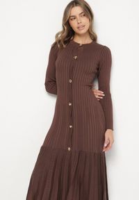 Born2be - Brązowa Taliowana Sukienka z Wiskozą z Guzikami i Rozkloszowanym Dołem Faratila. Okazja: na co dzień. Kolor: brązowy. Materiał: wiskoza. Styl: casual, klasyczny, elegancki #5