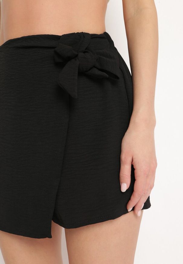Born2be - Czarne Szorty z Gumką w Pasie i Paskami z Asymetryczną Falbanką Biozara. Kolor: czarny. Materiał: jedwab. Sezon: lato. Styl: elegancki
