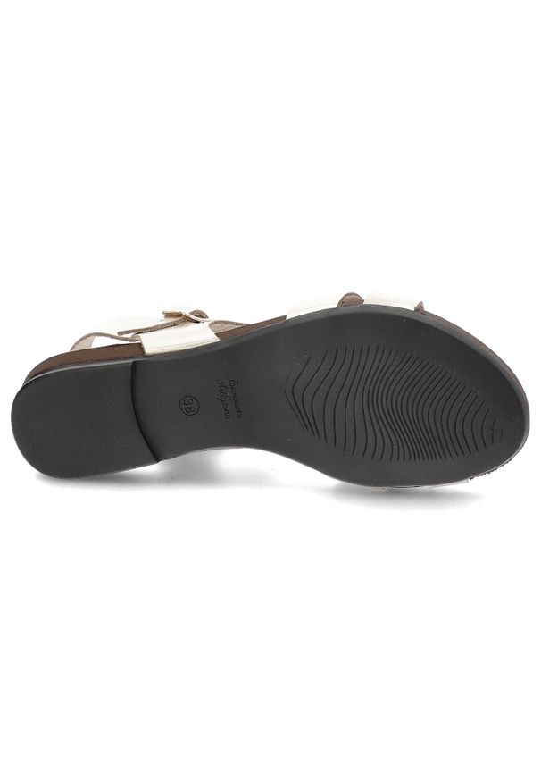 Złote Sandały Armodo Stylowe Obuwie Damskie. Okazja: na spacer, na plażę. Zapięcie: pasek. Kolor: złoty. Materiał: materiał. Sezon: lato. Styl: elegancki