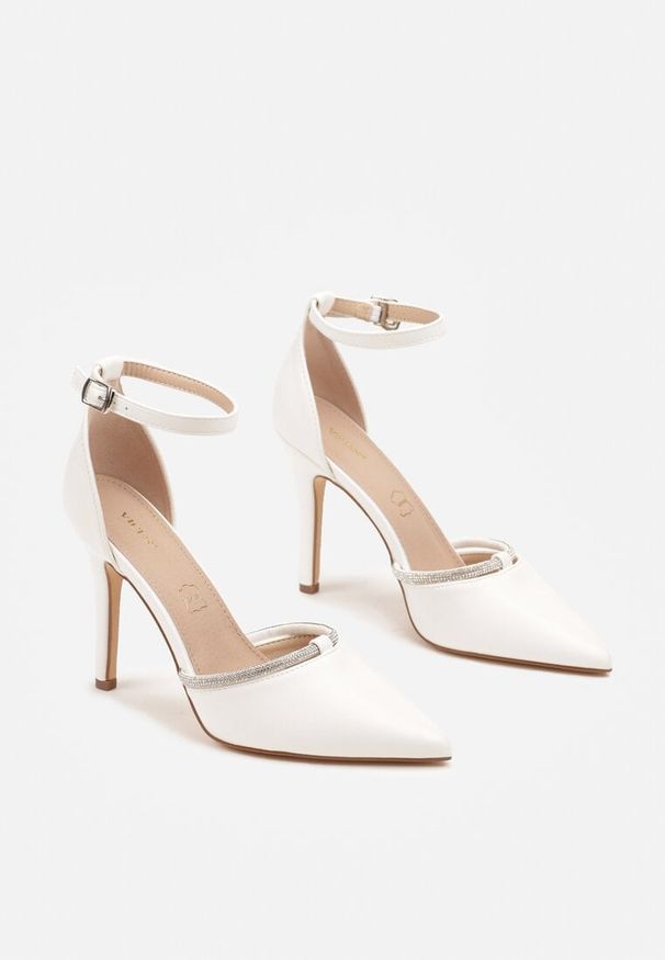 Born2be - Białe Szpilki Vices ze Skórzaną Wkładką Zdobione Cyrkoniami Lizzira. Okazja: na wesele, na imprezę, na ślub cywilny. Zapięcie: sprzączka. Kolor: biały. Materiał: skóra. Wzór: aplikacja. Obcas: na szpilce. Styl: elegancki. Wysokość obcasa: średni